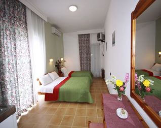 Akrotiri Hotel